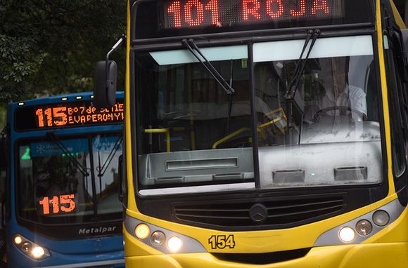 Aumento del uso de colectivos: “Vamos a reforzar las líneas en las que hubo alertas de coches llenos”, aseguró Javkin