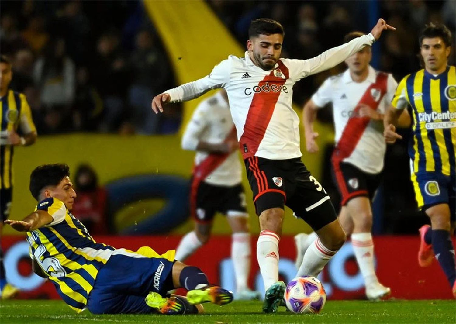 Agónico empate de River en Rosario