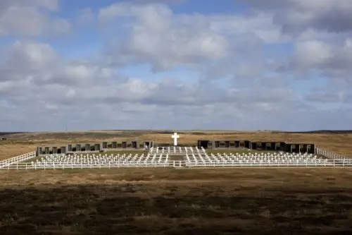 BALCARCE: Estudiantes llegaron a Malvinas para nombrar la tumba de un soldado