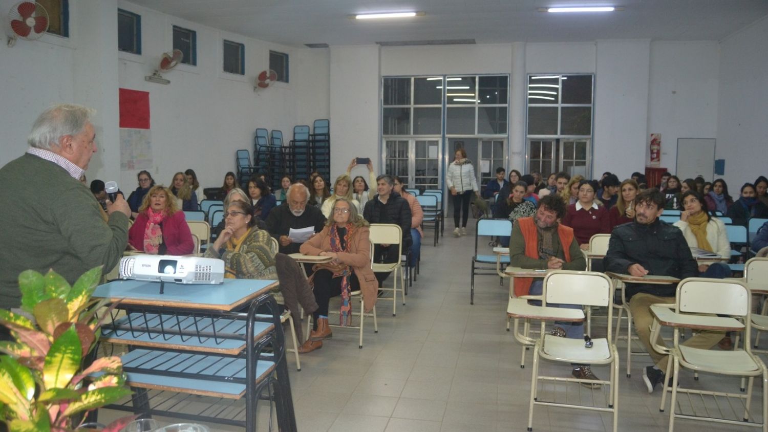 El salón del complejo educativo contó con una importante concurrencia.