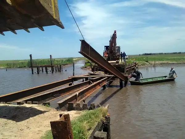 Se inició la reparación del puente que une Médanos con Mazaruca