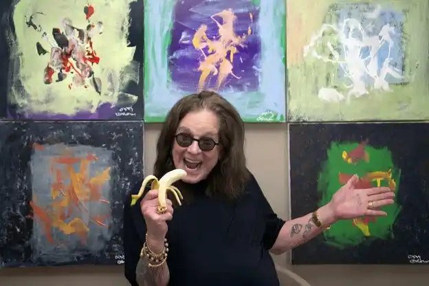 Ozzy Osbourne “regresa” en Spectrum Miami con una sorprendente colección pictórica creada junto a chimpancés artistas