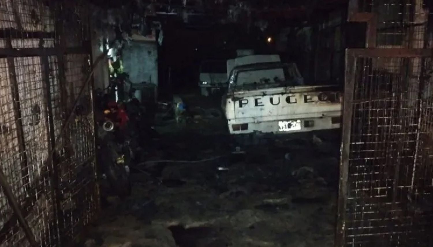 Entró a robar en una vivienda, pero terminó incendiando una camioneta y una moto