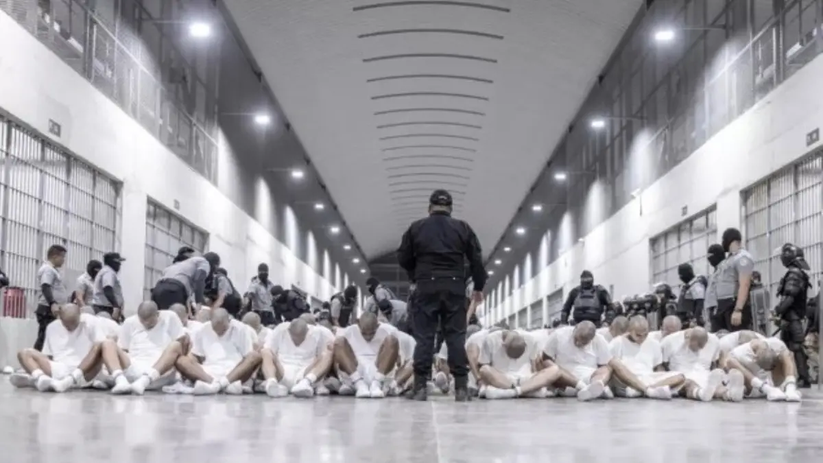 ¡ENTREN QUE CABEN 30.000! Bukele planea duplicar tamaño de la mayor cárcel de El Salvador para albergar a más deportados de EE.UU.