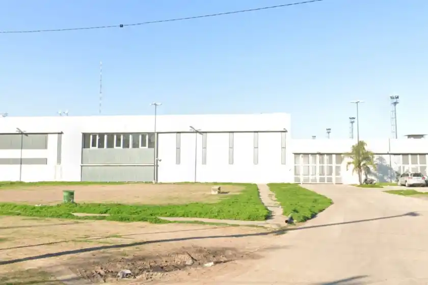 Balearon la cárcel de Pérez: aseguran que fue un hombre que bajó de un auto y disparó