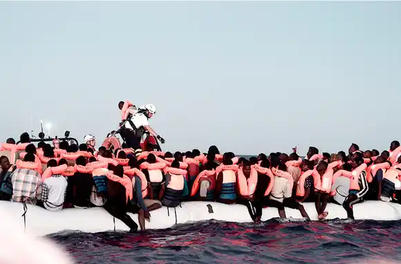 Más de 50 desaparecidos tras naufragar el barco en que intentaban acceder a Europa