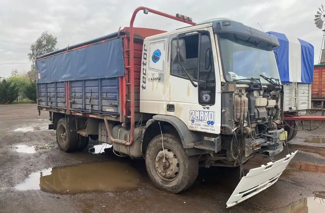 El vehículo sufrió importantes daños tras el impacto.