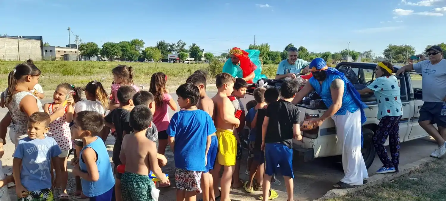 Entrega de juguetes por “Reyes Magos”