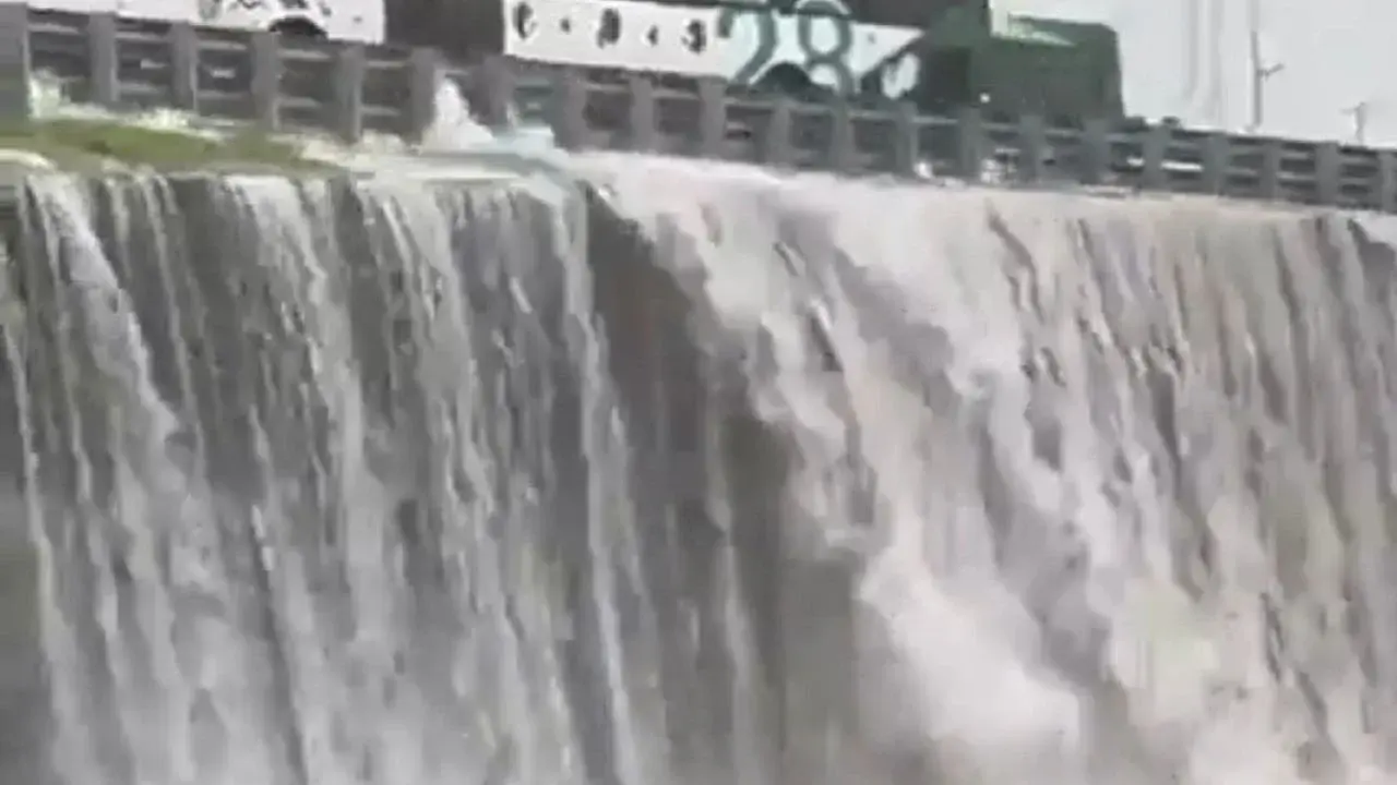 Por la tormenta se formaron “cataratas” en la General Paz y la Casa Rosada se inundó (Video)