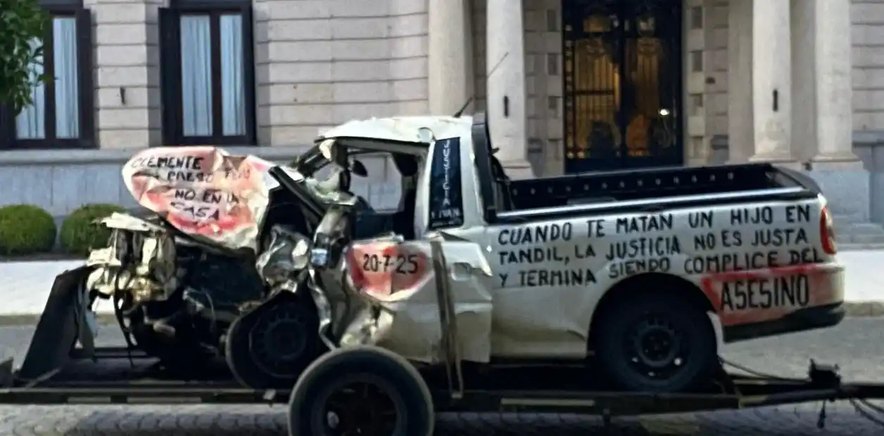 La camioneta de la víctima exhibida como forma de protesta en marzo frente al municipio