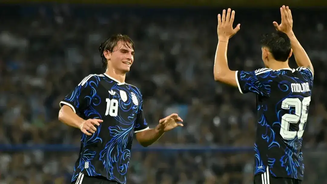 Paz y Molina, en el festejo del gol del jugador de Como.