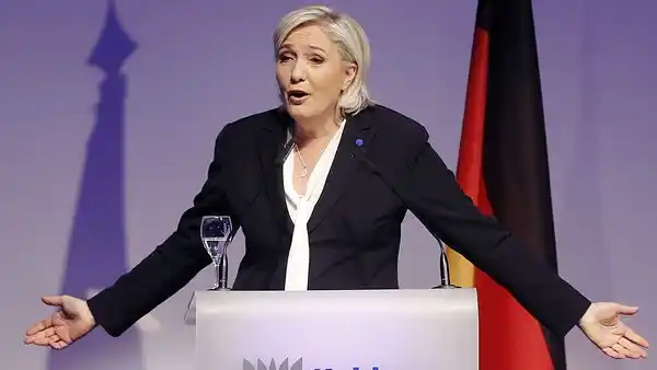 Le Pen se aparta de la presidencia del FN