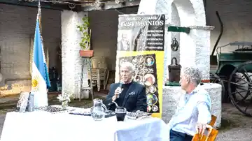 Chascomús escuchó las mejores crónicas de Osvaldo Logares en la presentación de su nuevo libro "Testimonios"