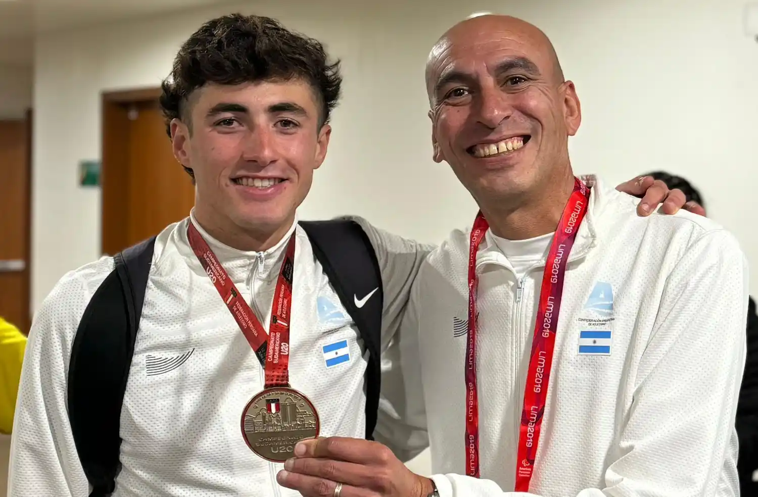 Manuel Rojas Landaburu y su medalla de plata junto a Leonardo Malgor.