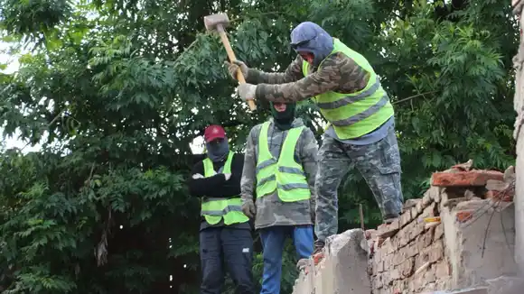 Derrumbaron un punto de venta de drogas en barrio Tablada