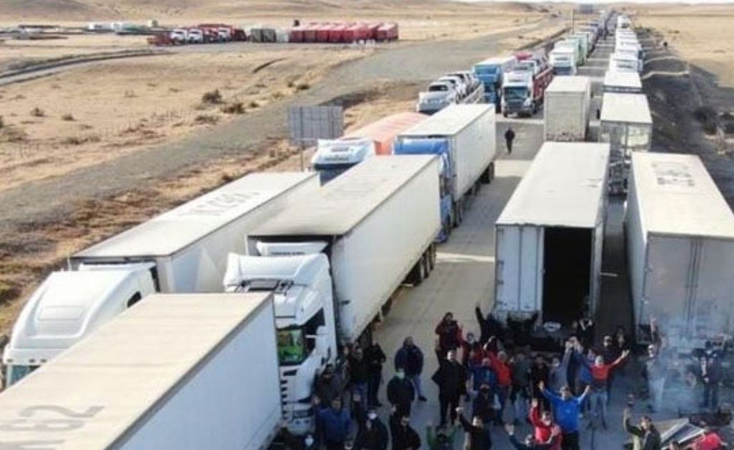 Camioneros chilenos aíslan a Tierra del Fuego y reclaman transitar libremente por la Patagonia