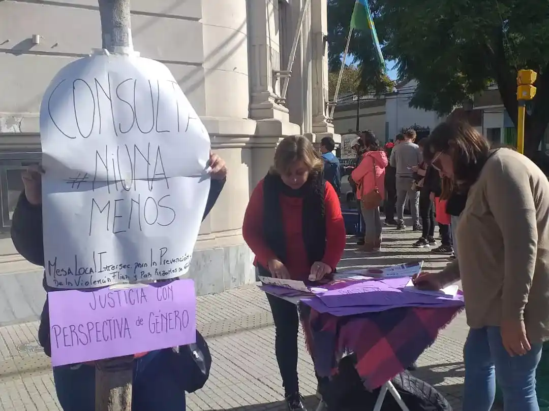 La Mesa Local Intersectorial de Chascomús realizó una consulta ciudadana por “Ni Una Menos”