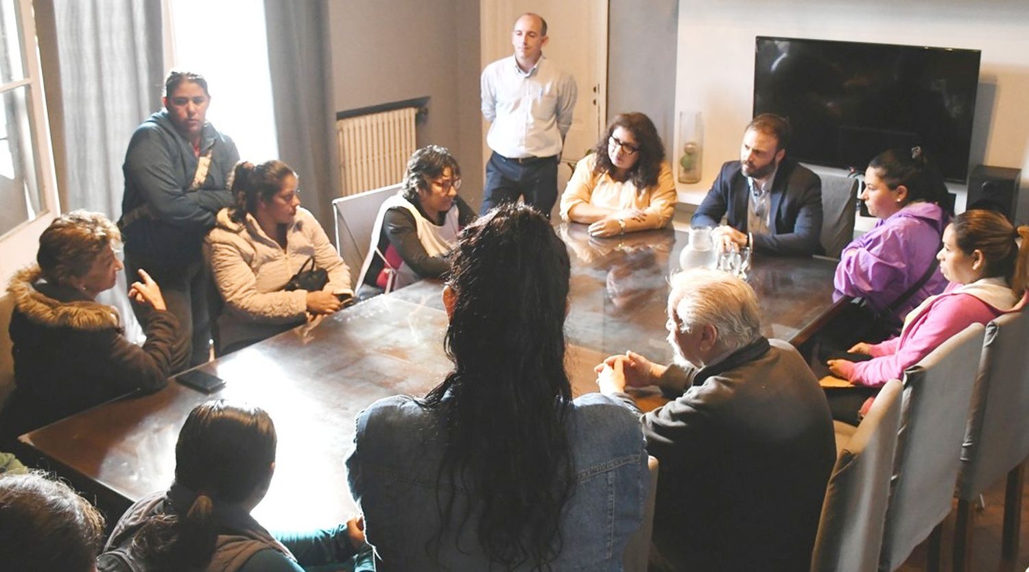 Integrantes de la mesa contra el hambre con el intendente Azcue