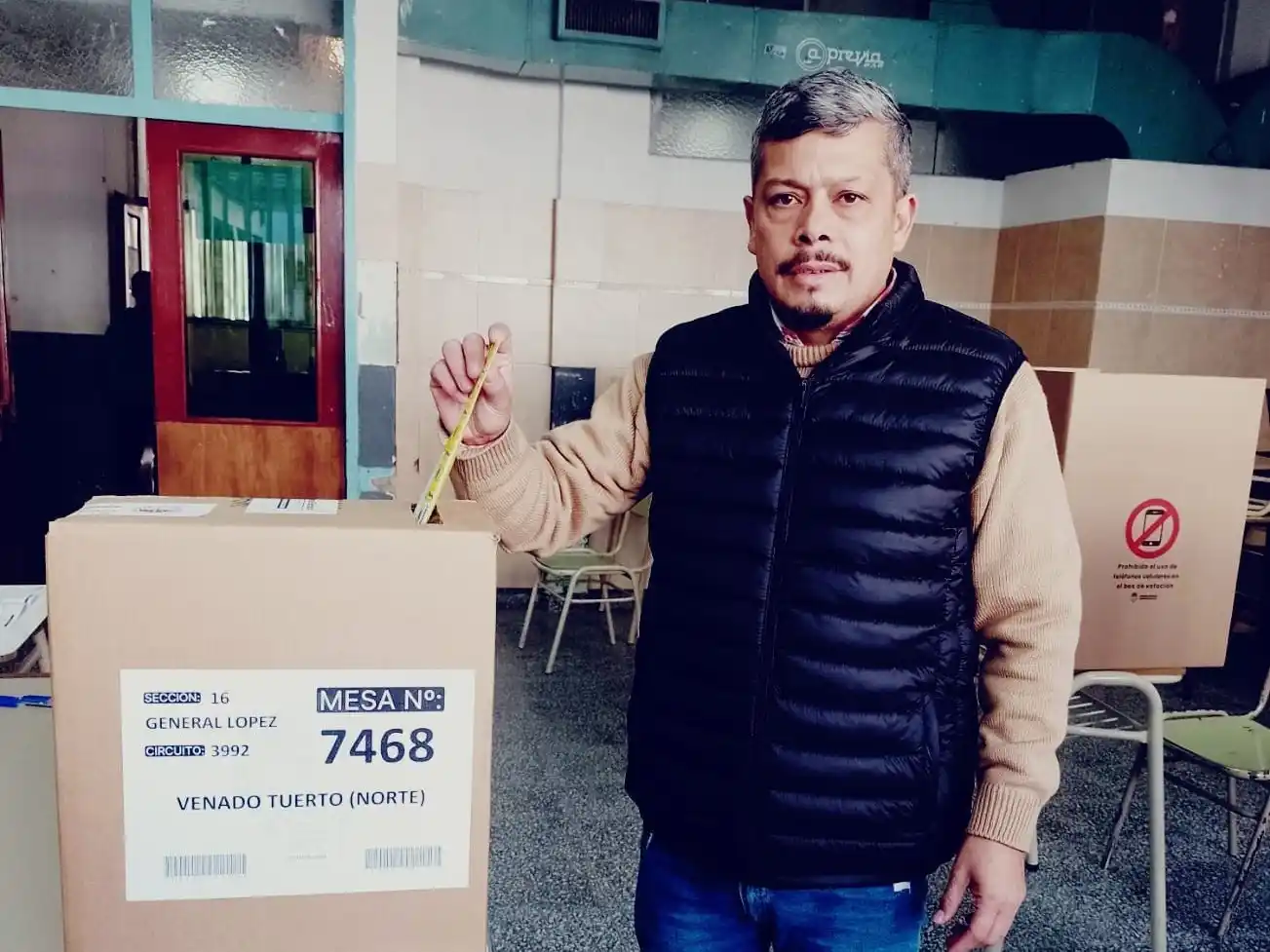 Martín Giménez emitió su voto en el Colegio Industrial. Foto: Gentileza