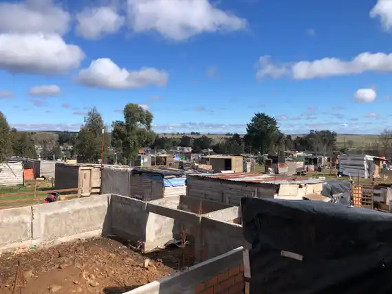 Corte de servicio en la toma de La Movediza: “Los chicos tienen que hacer la tarea y no tienen luz”