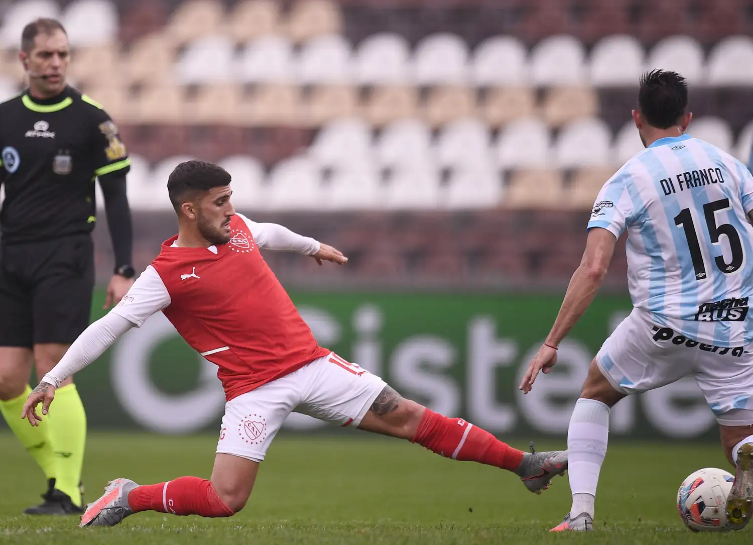 Hachen y Di Franco, en un duelo de mitad de cancha.