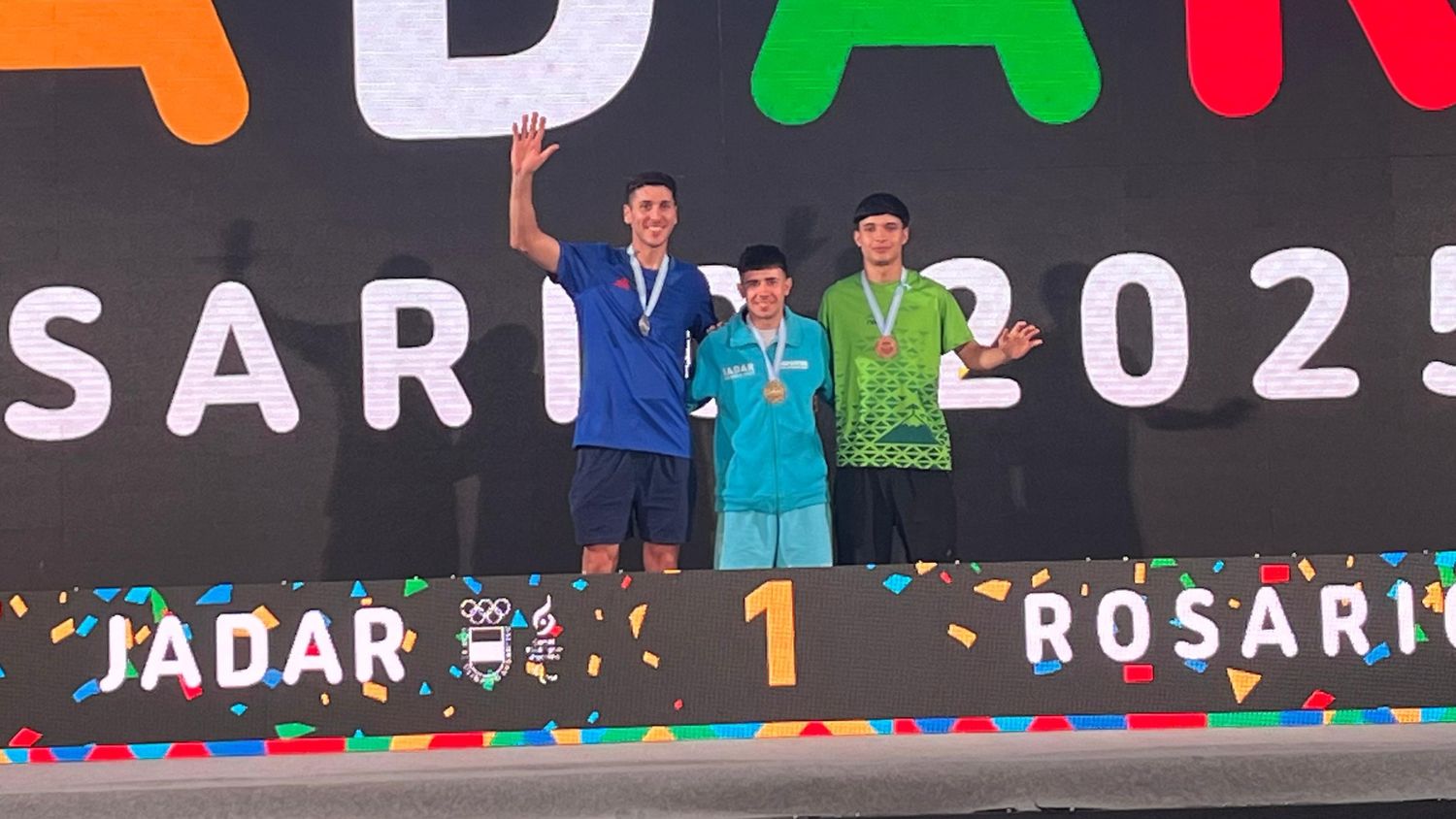 Agustín Peluso con la medalla de oro en Patín Carrera.