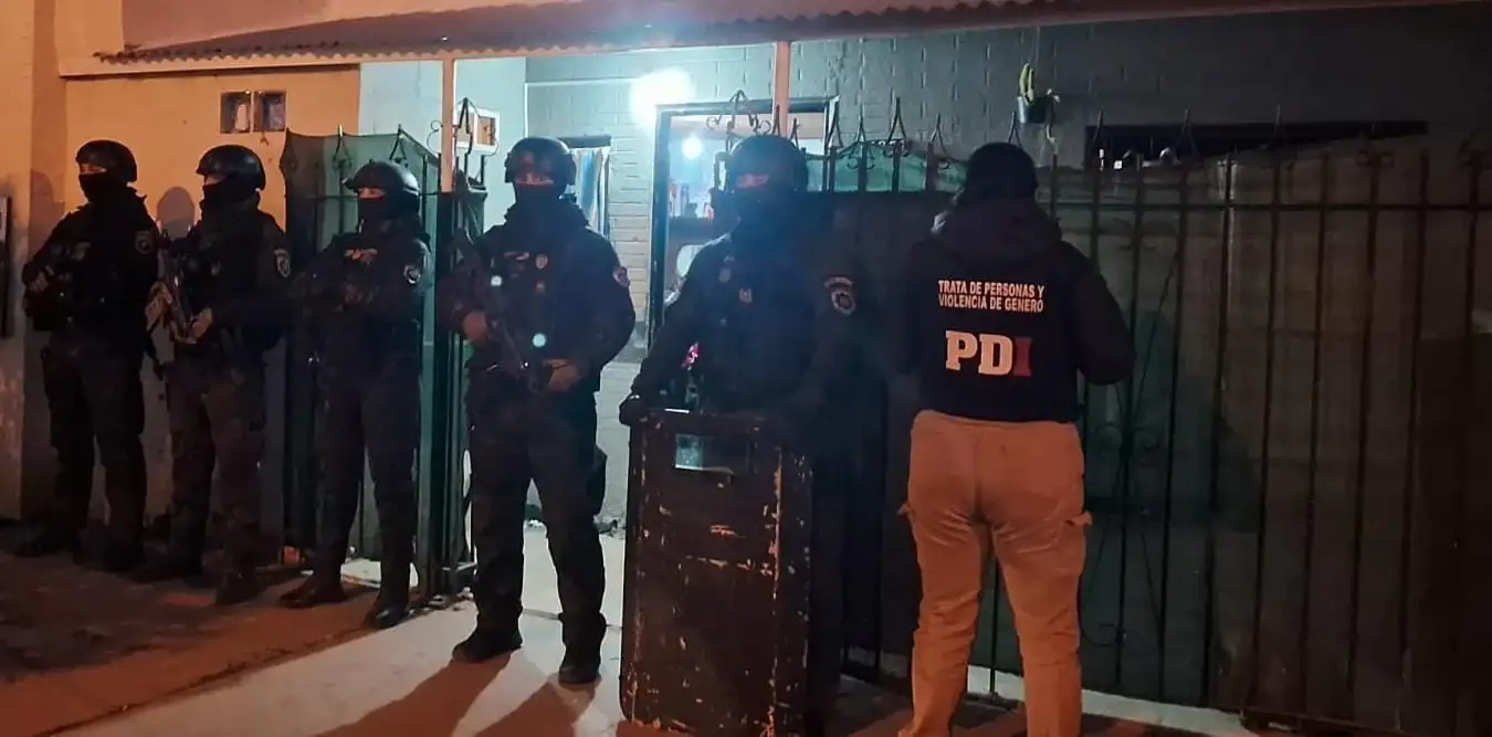 La PDI realizó 17 allanamientos en Rafaela por asociación ilícita y microtráfico. Hubo seis detenidos y secuestraron armas, cocaína, municiones y celulares. - 2