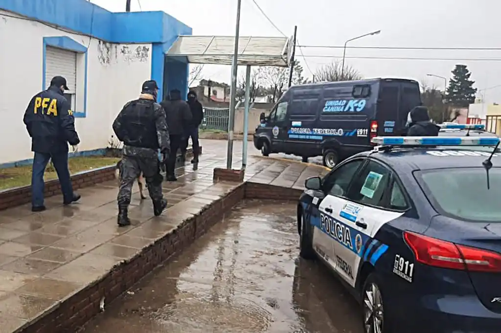 Inspeccionaron con perros la subcomisaría de Mayor Buratovich