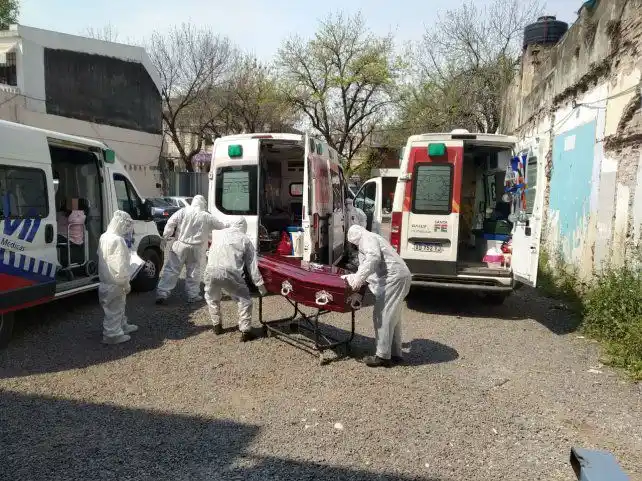 Denuncian que ambulancias con pacientes de Covid esperaron horas por una cama de internación