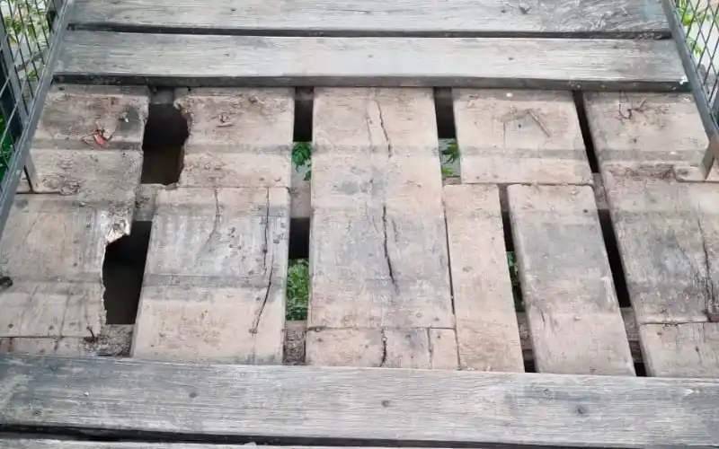 Puente peatonal: “Está roto porque pasan con las motos”