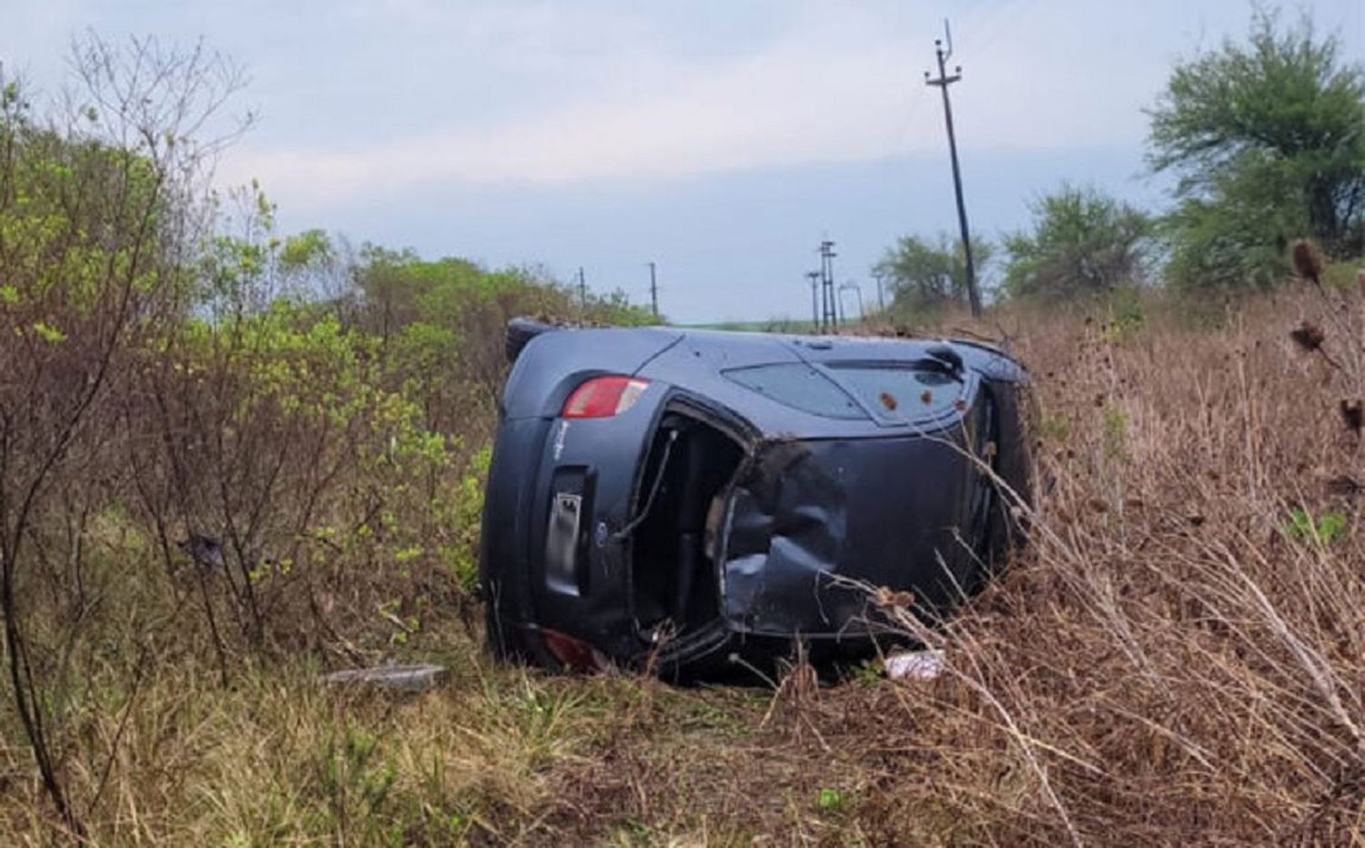 Una joven docente resultó herida tras volcar con su auto en la Rutas 20