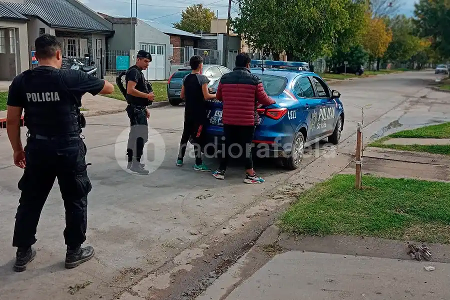 Un pibe de 15 años intentó robar una moto y lo encontraron desarmando otra