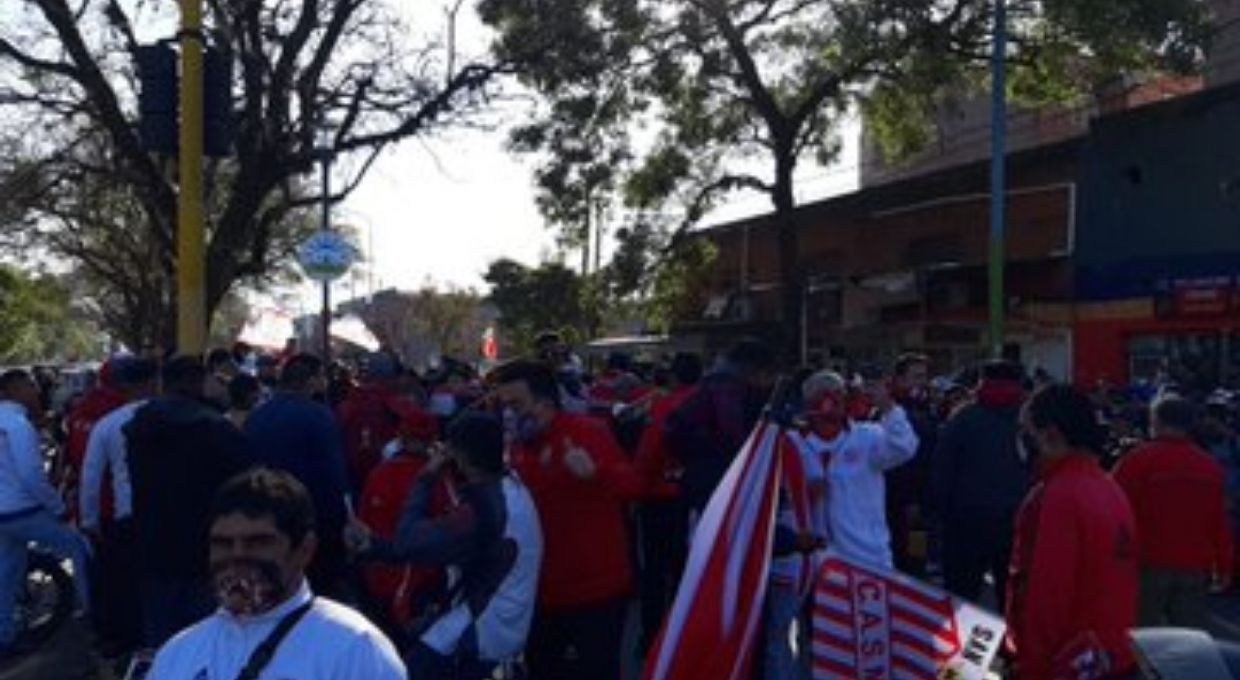 Hinchas de San Martín de Tucumán rompieron la cuarentena para reclamar el ascenso