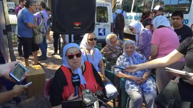 La policía intentó impedir a las Madres armar su puesto en Plaza de Mayo