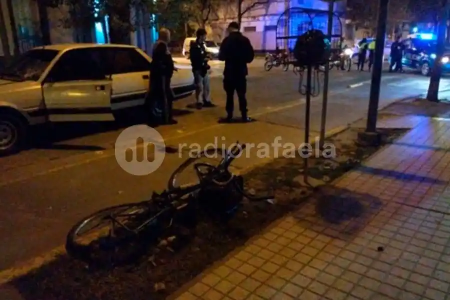 Grave accidente a pocas cuadras del centro de Rafaela: una ciclista quedó inconsciente