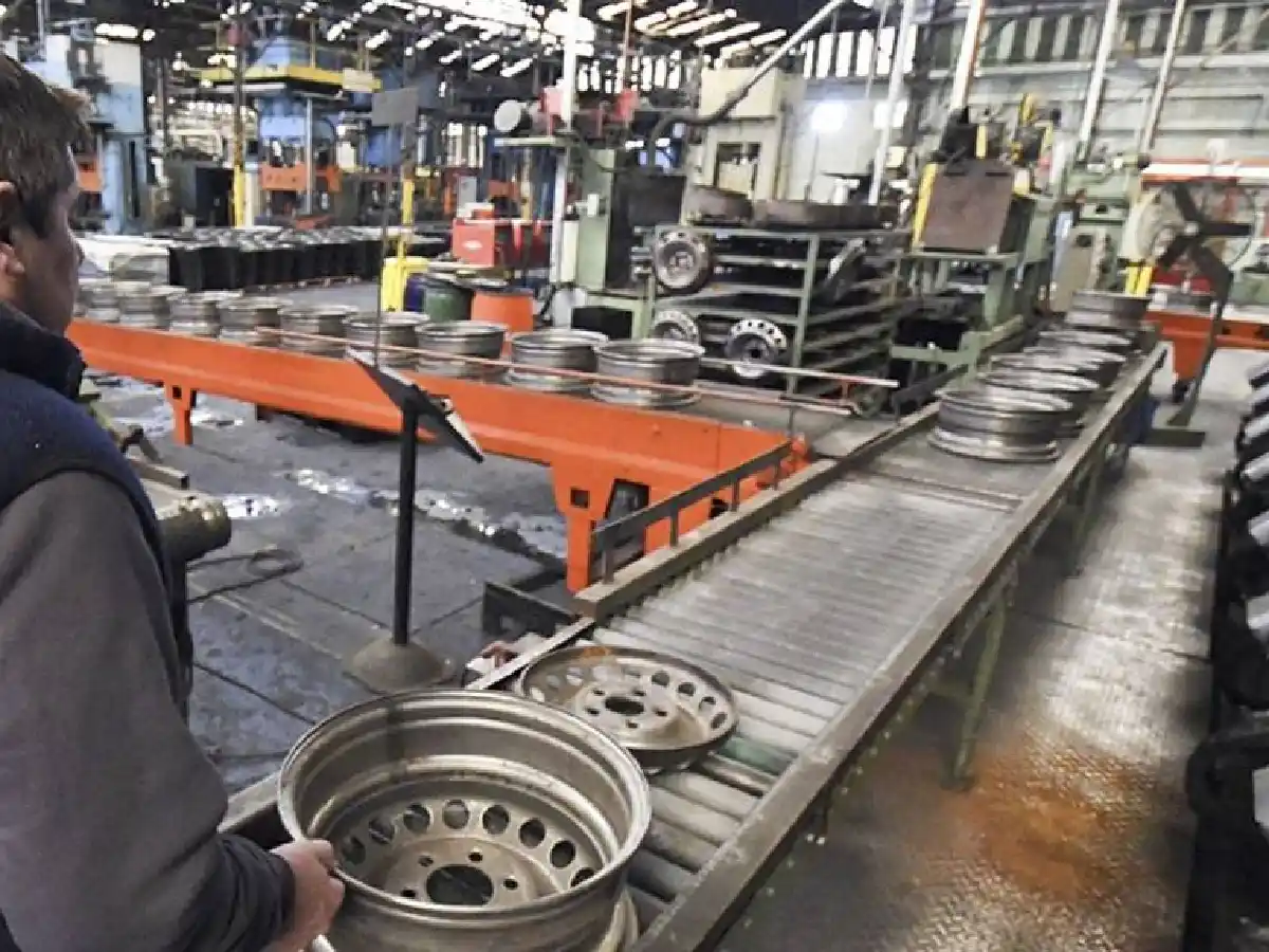 La actividad económica acumuló 12 meses de caída en abril