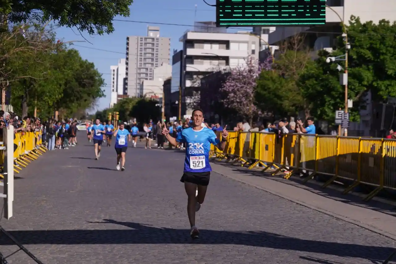 Entre los caballeros, el gran ganador fue el morterense Emanuel Asselborn, quien completó el recorrido en 1h11m07s.