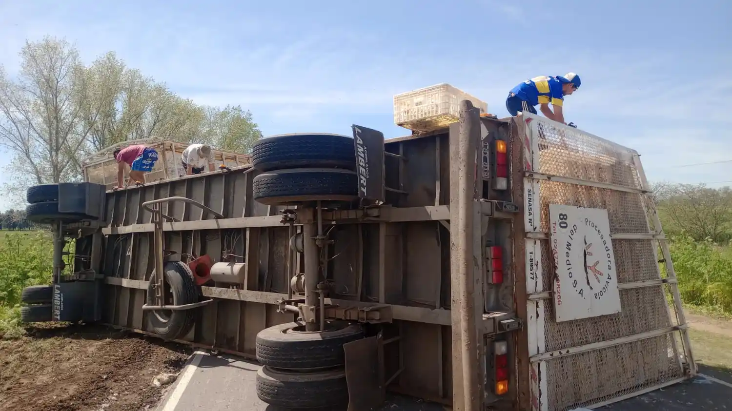 El tránsito volvió a la normalidad luego de que la carga fuera trasladada a otro vehículo.