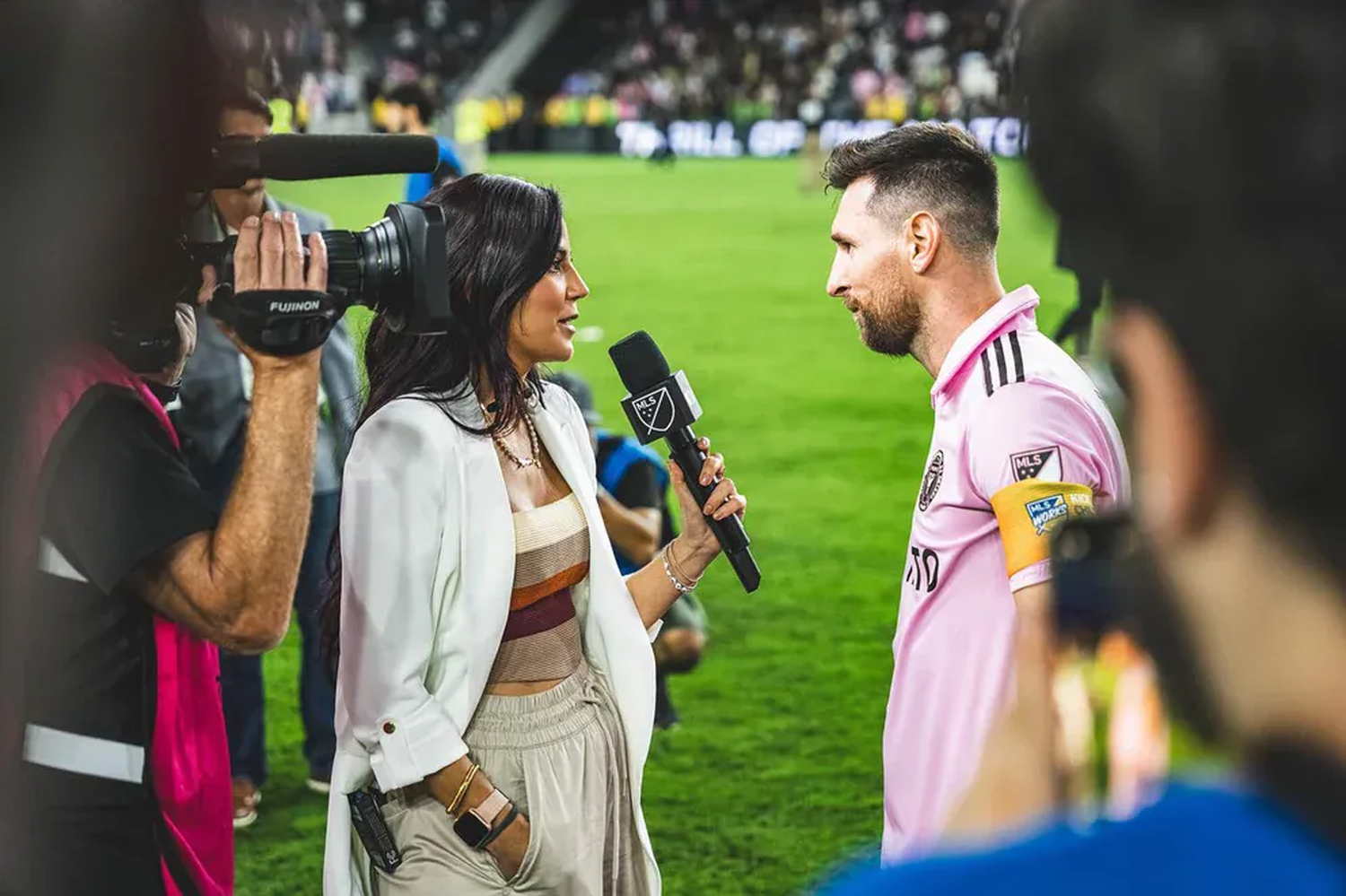 Quien es Antonella González, la periodista que pasó de repartir cajas a ser la entrevistadora de Messi en la MLS