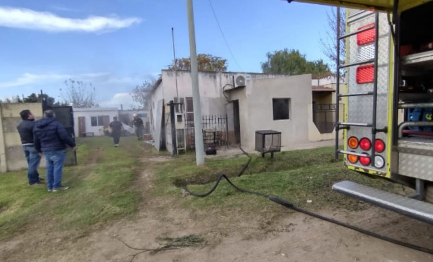 Bomberos sofocaron las llamas en el domicilio de Manzaron al 1400.