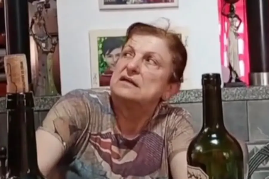 VIDEO | Se tatuó la cara de su madre y su reacción fue todo menos tierna