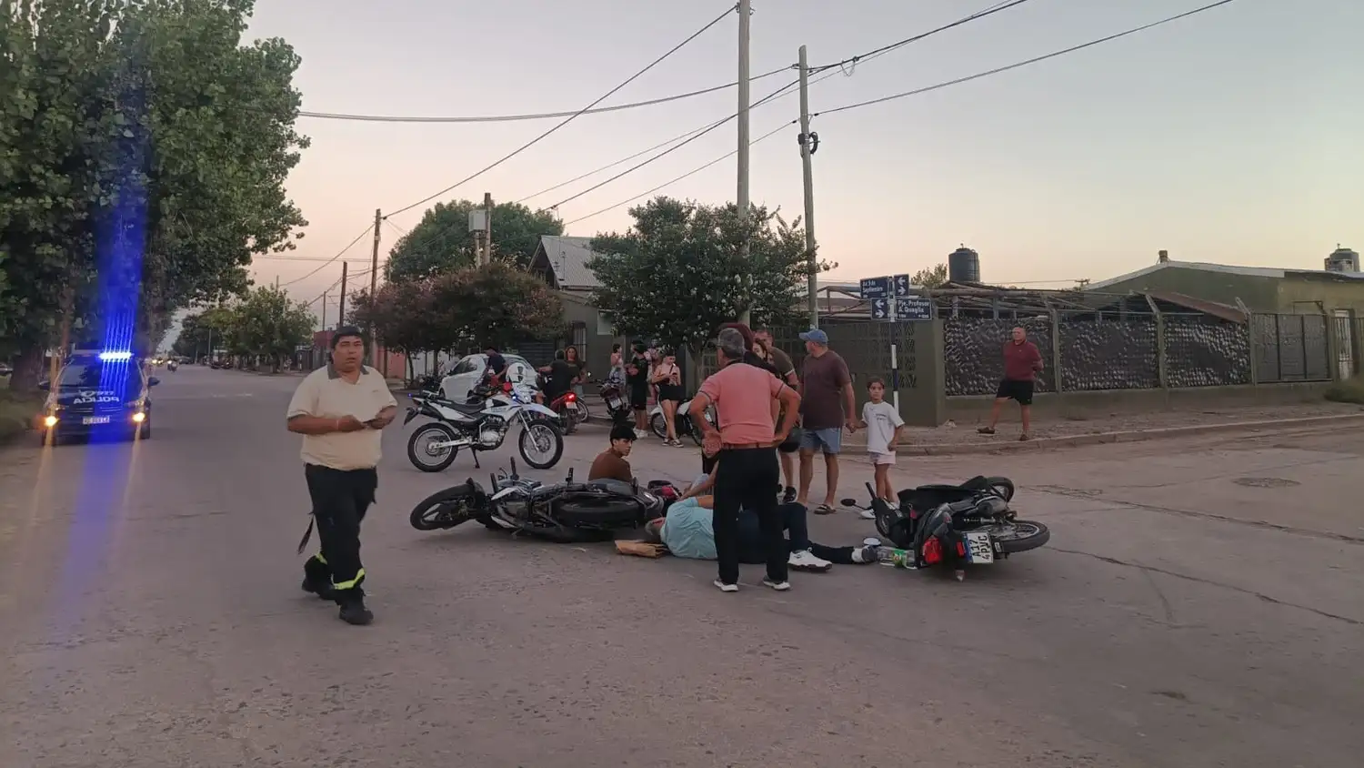 Un choque entre motos dejó tres lesionados: un hombre sufrió una fractura