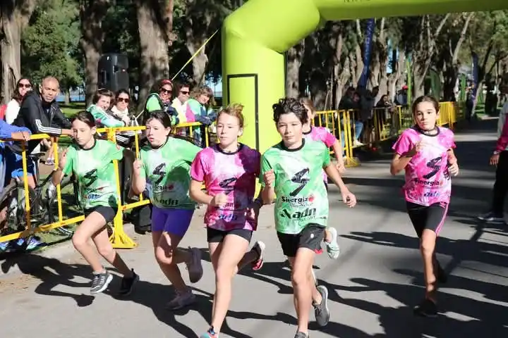 Sinergia Miniatletismo brilla en competencias de atletismo y ciclismo en Chascomús y Arturo Seguí