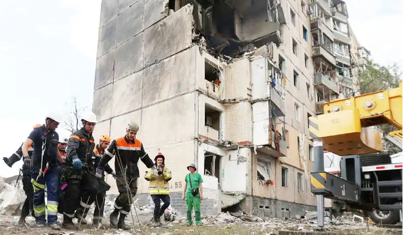 Un bombardeo ruso dejó seis muertos y  decenas de heridos en la ciudad natal de Zelenski