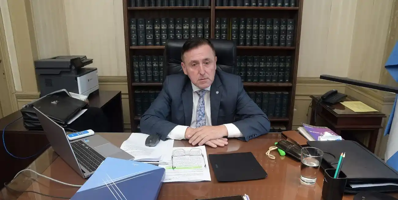 Según explicó el magistrado, el caso se inicia a partir de un control vehicular en el que se detectó dinero oculto en una camioneta