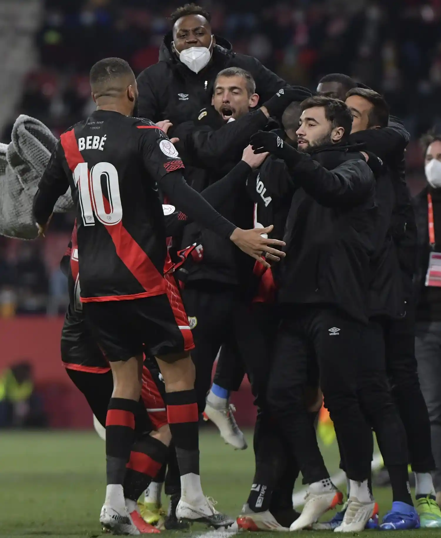 Saveljich, de frente en el festejo de Rayo Vallecano.