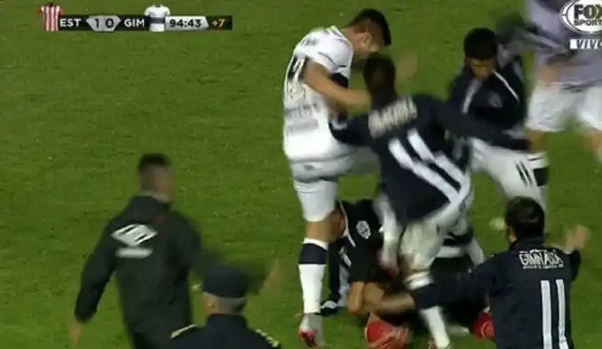 Escándalo en el clásico de La Plata: suspendido tras una batalla campal