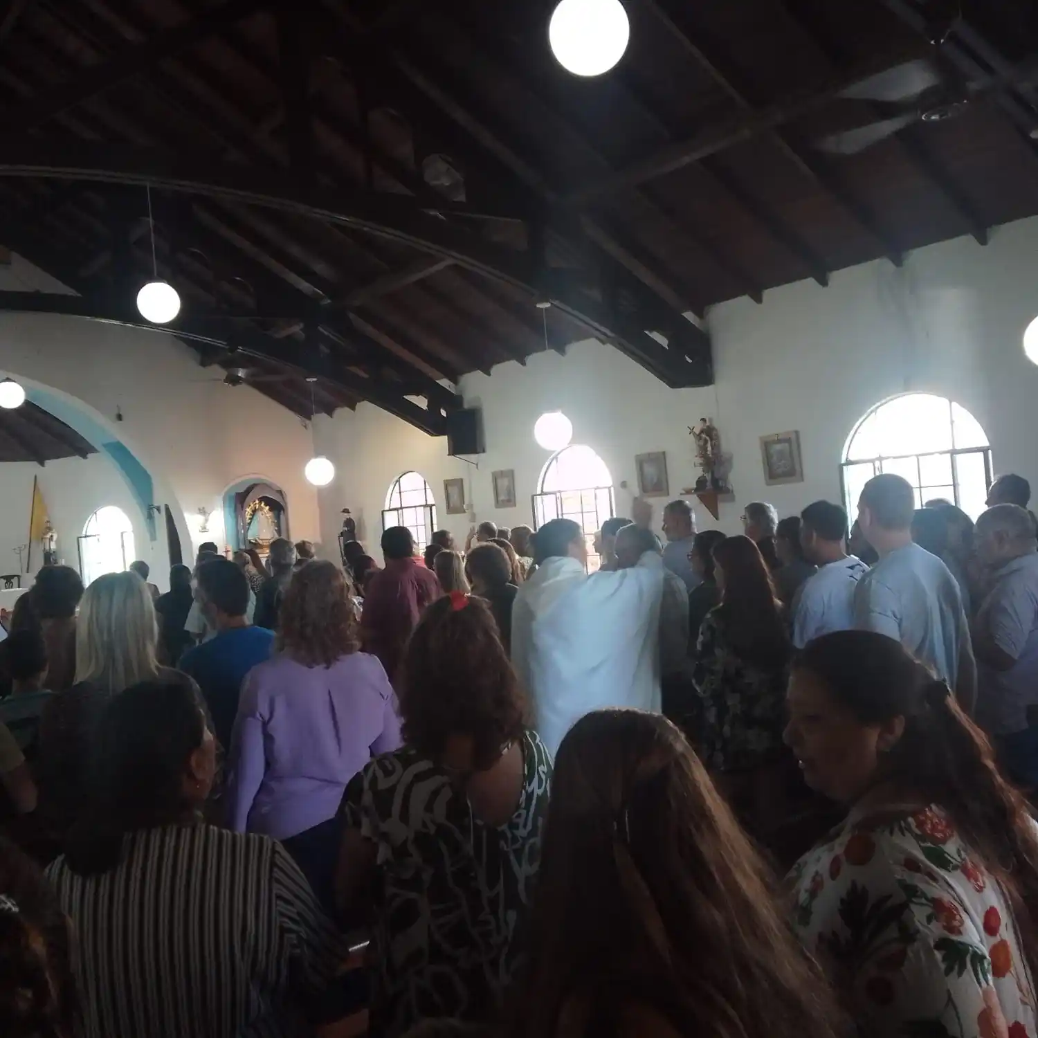 La imposición de manos del padre Sergio Bueno en Río Tala.