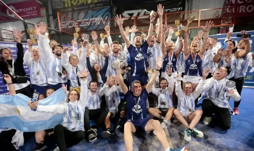 Los equipos masculino y femenino de Argentina celebrando el título.