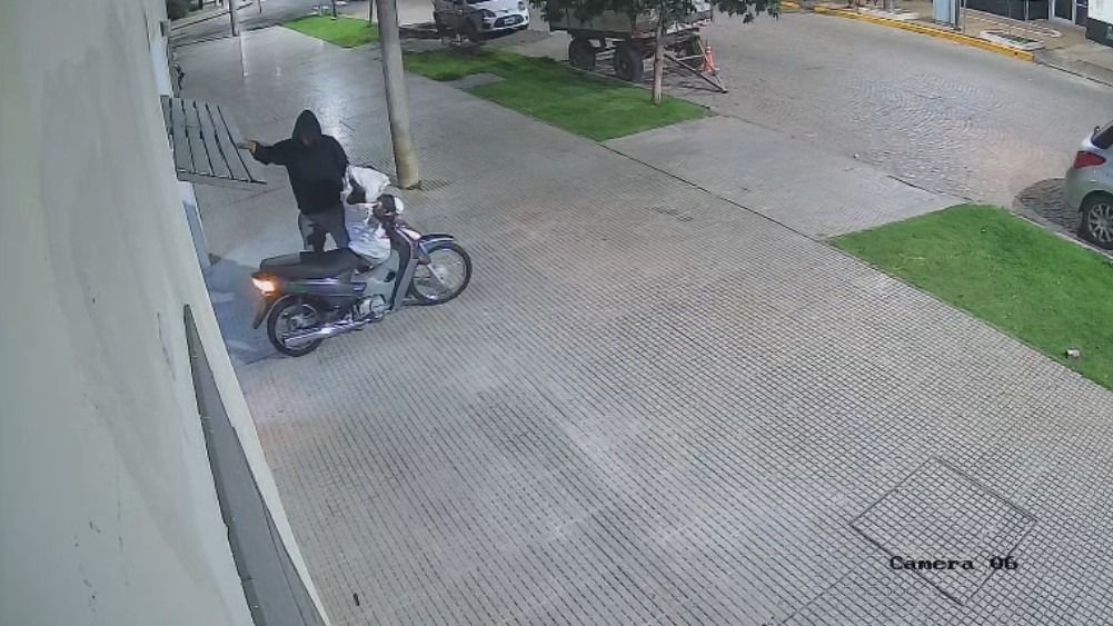 VIDEO | Un individuo ingresó a la cochera de un complejo de departamentos en la madrugada y se robó una moto